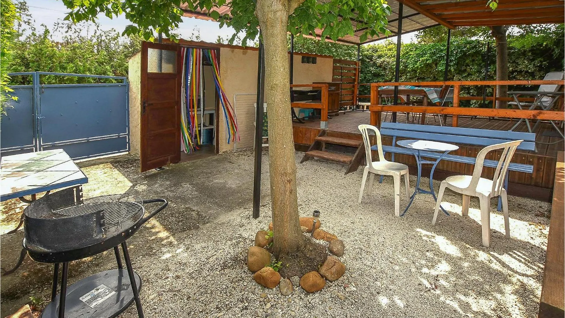 Gorgeous Stacaravan In Entraigues-Sur-La-Sorgue Campsite