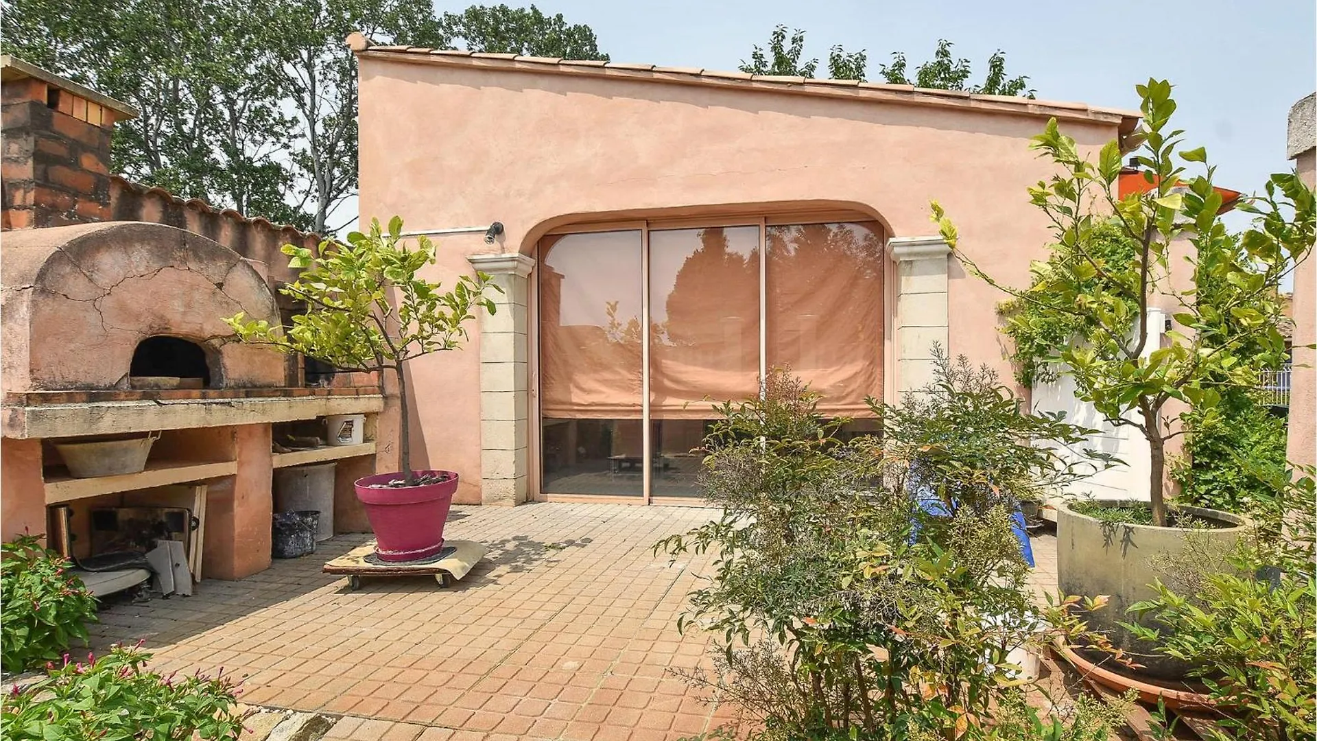 Gorgeous Stacaravan In Entraigues-Sur-La-Sorgue Campsite
